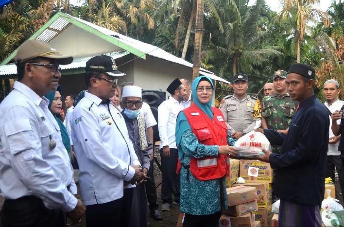 Bupati Inhil Menyerahkan Bantuan Untuk Korban Kebakaran Di Pondok Pesantren Darul Ishlah