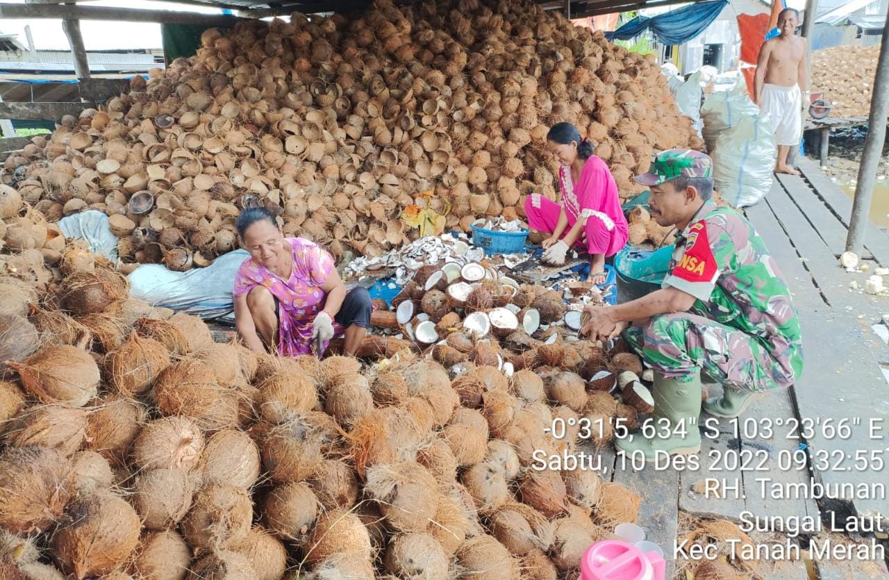 Komsos, Babinsa Sungai Laut Koptu RH Tambunan Sambangi Ibu-ibu Pekerjaan Keras 