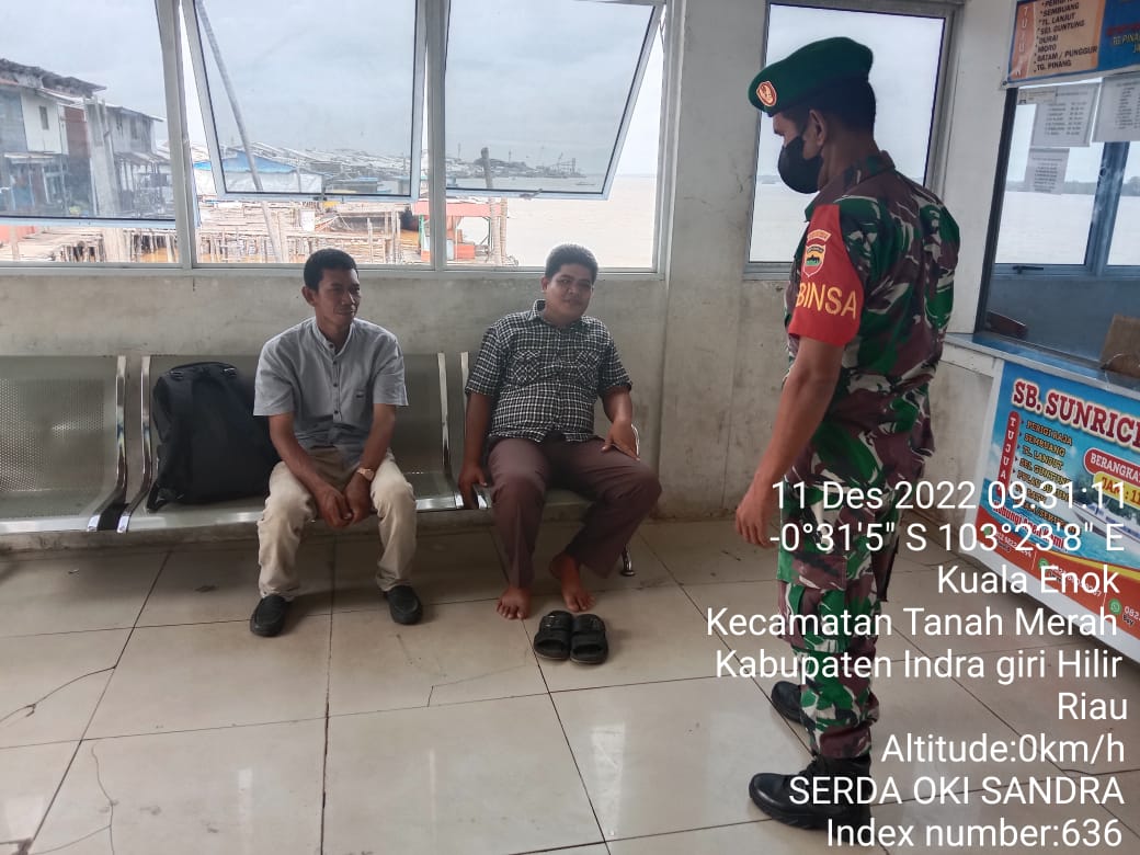 Serda Oki Sandra Anggota Koramil 02/TM Himbau Warga Patuhi Protkes di Pelabuhan Kuala Enok 
