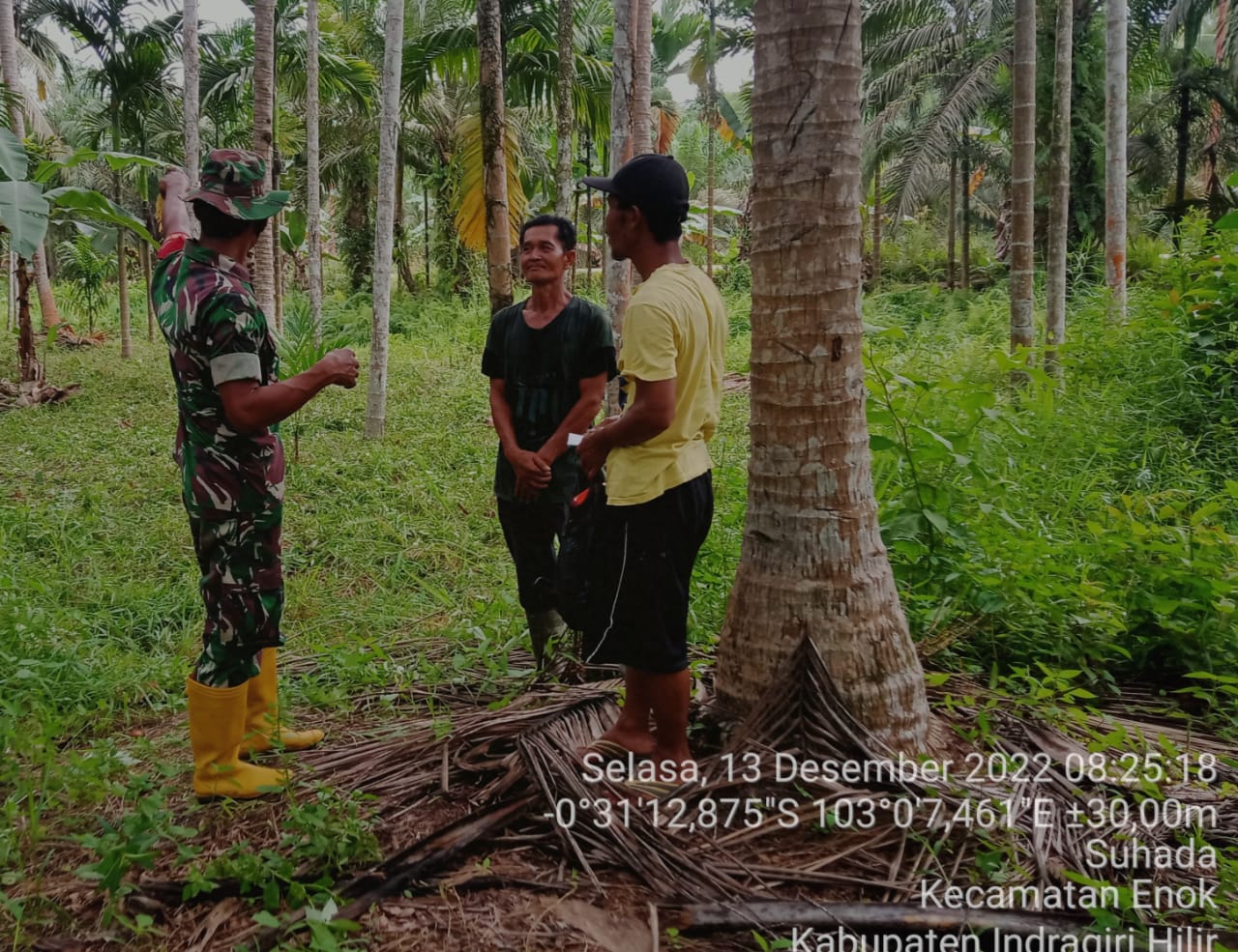 Babinsa Desa Suhada Serda Darno Laksanakan Patroli Bersama Warga Rangka Antisipasi Karhutla 