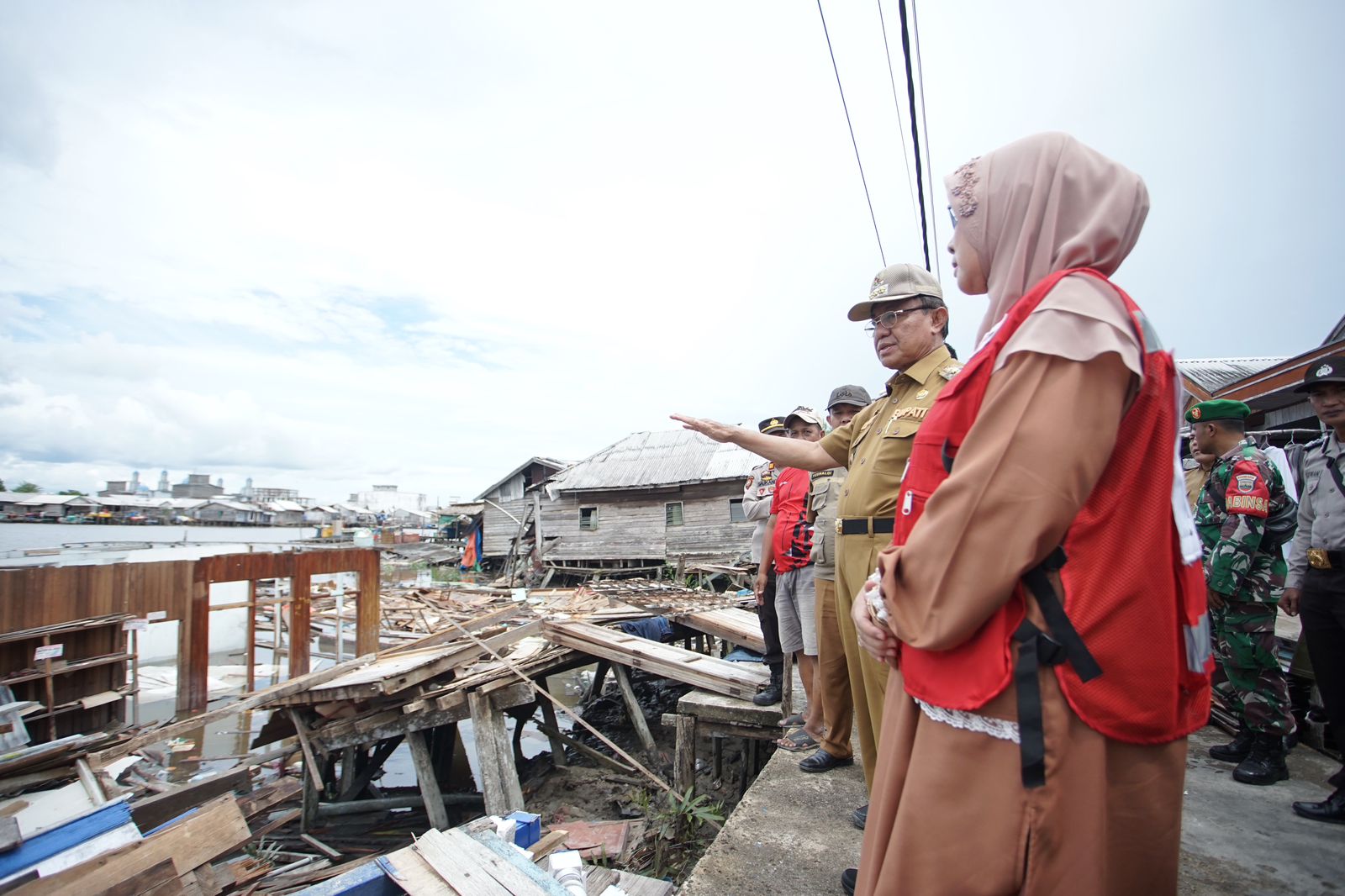 Peduli, Kunjungi Korban Longsor di Kuala Enok Bupati HM Wardan Janjikan Rumah Layak Huni 