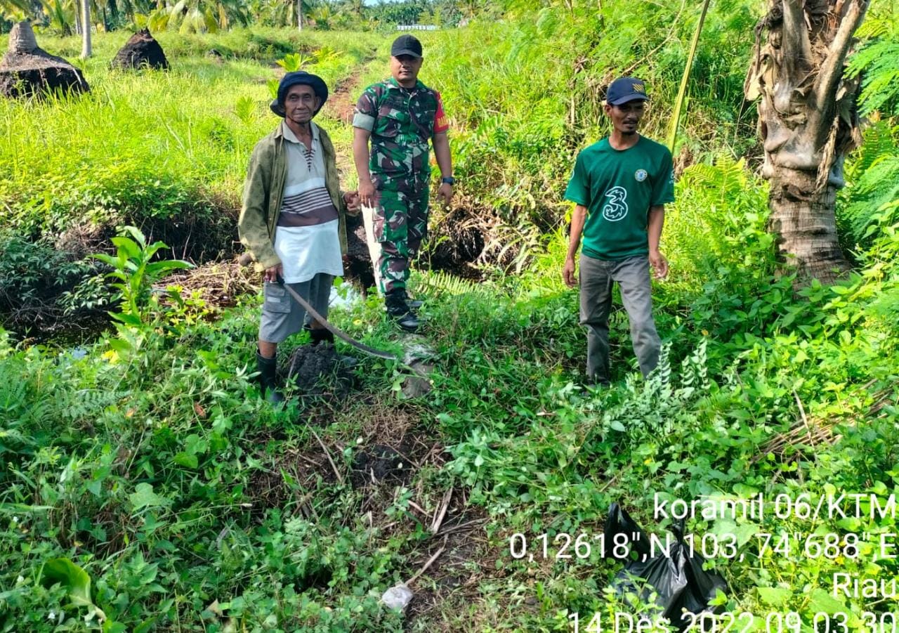 Antisipasi Karhutla, Babinsa Desa Sungai Simbar Laksanakan Patroli dan Sosialisasi Karhutla Bersama Warga Binaan 