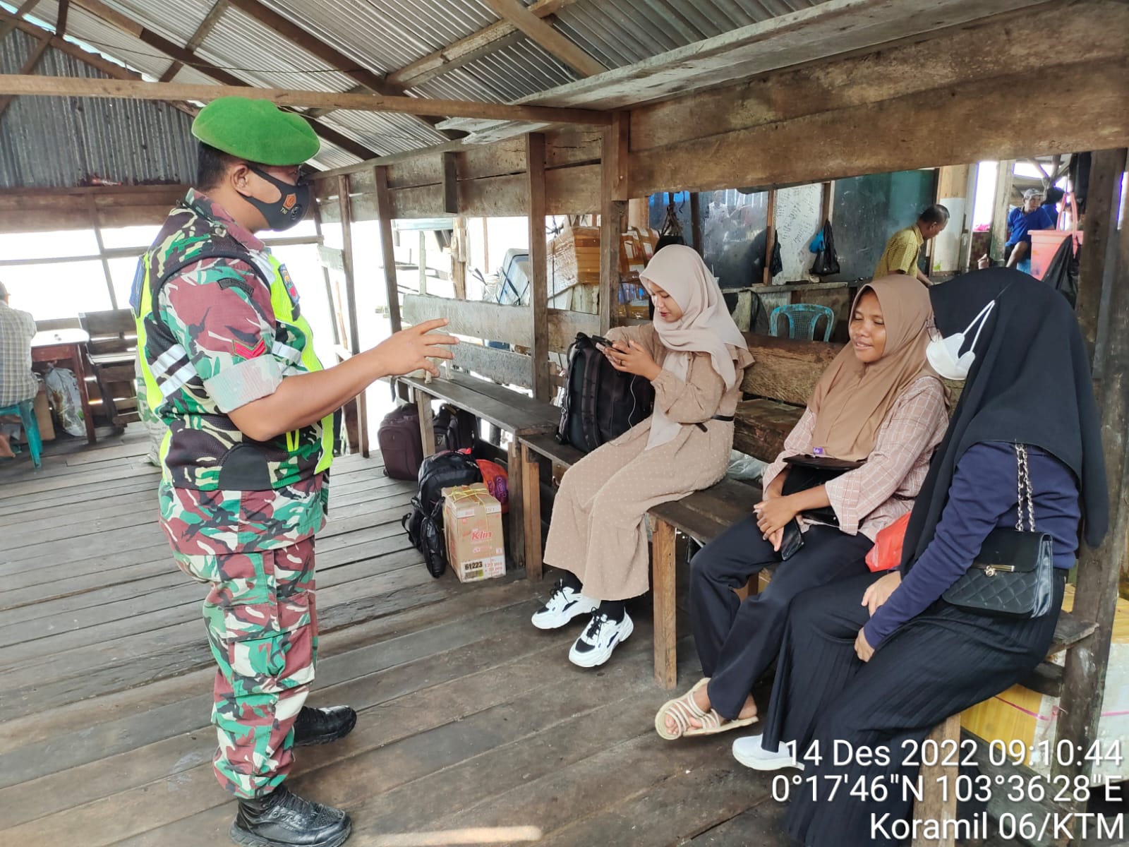 Babinsa Koptu Al Alim Beri Himbauan Protokol kesehatan di Wilayah Binaan 