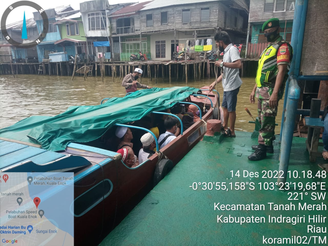 Serda M Ade Anggota Koramil 02/TM Giat Himbauan Protkes Kepada Penumpang Speedboat 