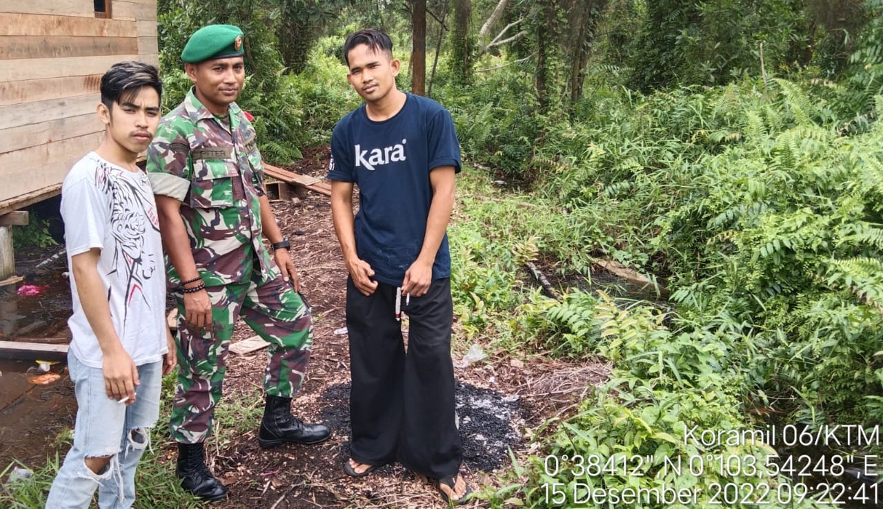 Babinsa Desa Air Tawar Laksanakan Patroli dan Sosialisasi Karhutla  