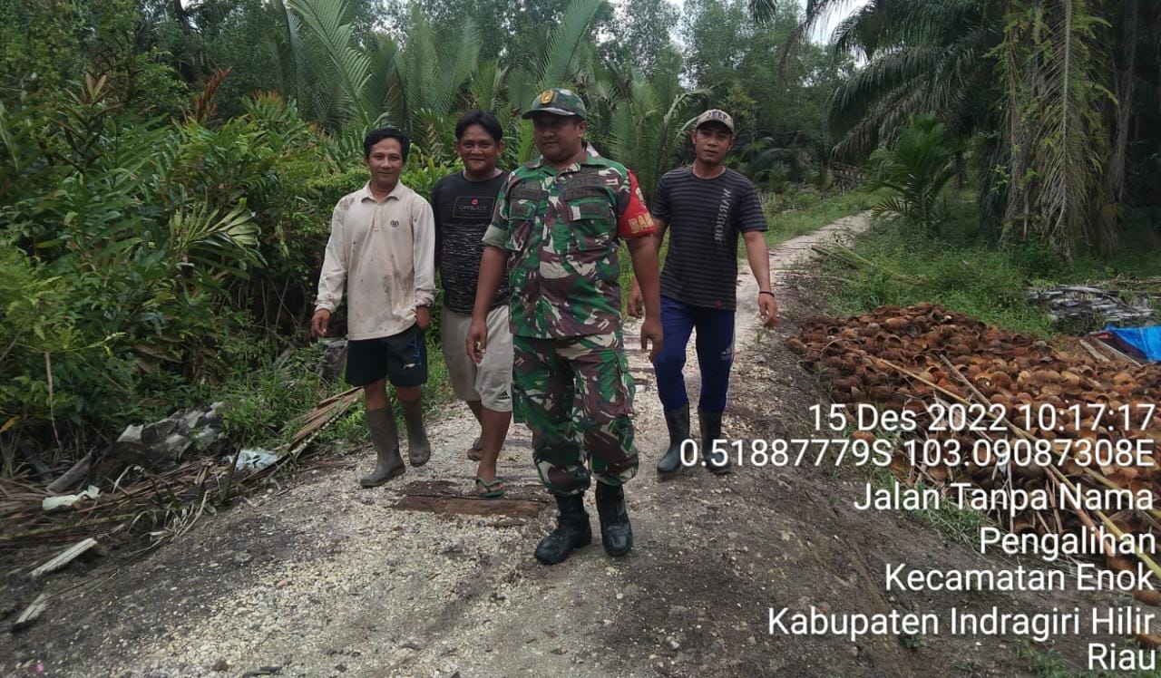 Sertu Elia Rahman Babinsa Desa Pengalihan Laksanakan Patroli Karhutla Bersama Warga di Parit Bunga 