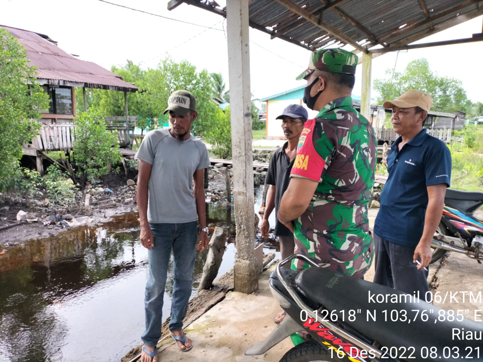 Babinsa Desa Sungai Simbar Serda Edili Zalukhu Beri Himbauan Protkes Kepada Warga 