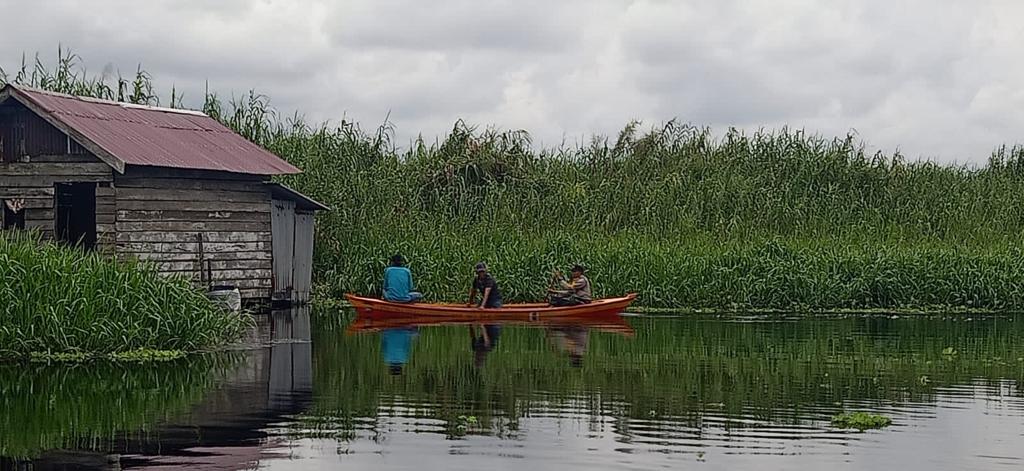 Dapat Perahu dari Polsek Tembilahan Hulu Polres Inhil Polda Riau Keluarga M Thalib Tak Berenang Lagi Ketika Menyeberang