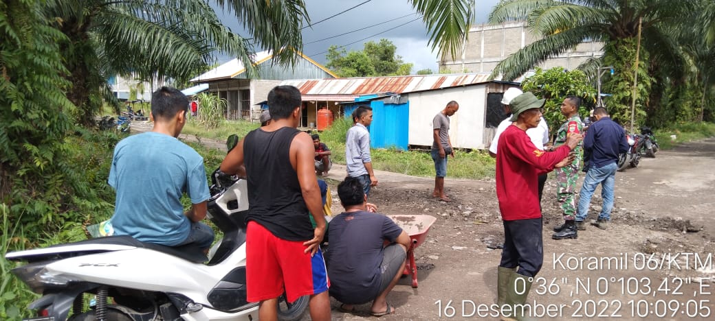 Ciptakan Kedekatan Bersama Elemen Masyarakat, Babinsa Desa Air Tawar Laksanakan Komsos    