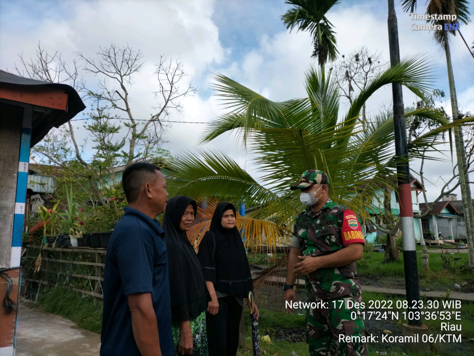 Babinsa Sungai Simbar Serda Edili Zalukhu Ingatkan Warga Tetap Taati Protokol kesehatan 