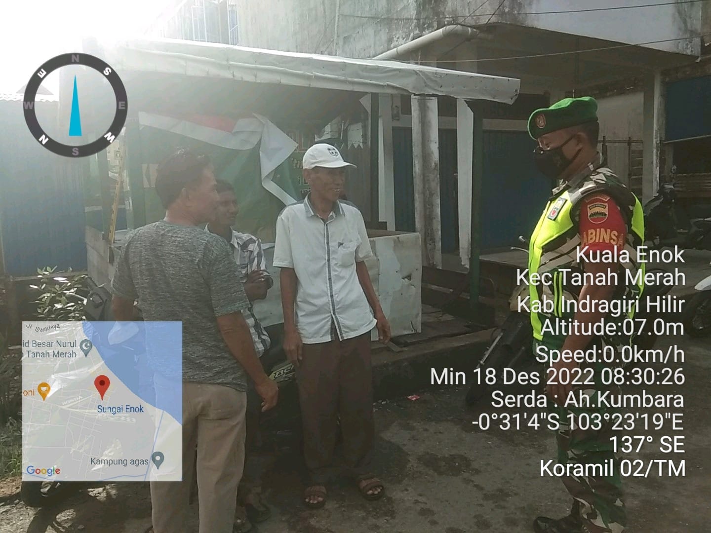 Serda Ah Kumbara Anggota Koramil 02/TM Beri Himbauan Protkes Kepada Warga di Kelurahan Kuala Enok