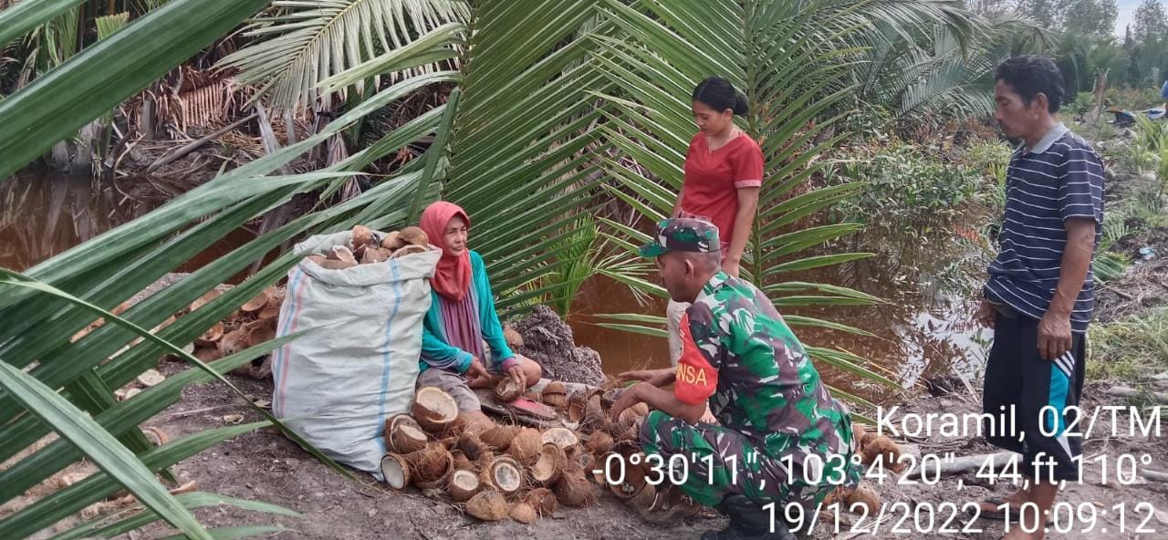 Melalui Giat Komsos, Babinsa Desa Sungai Rukam Jaga Silaturahmi 