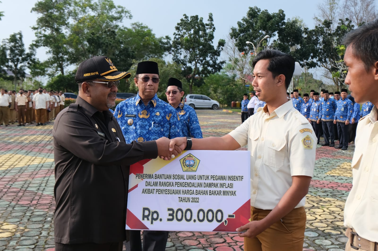 Bupati Karimun Serahkan Bantuan Sosial Penyesuaian Harga BBM Untuk Honorer Insentif