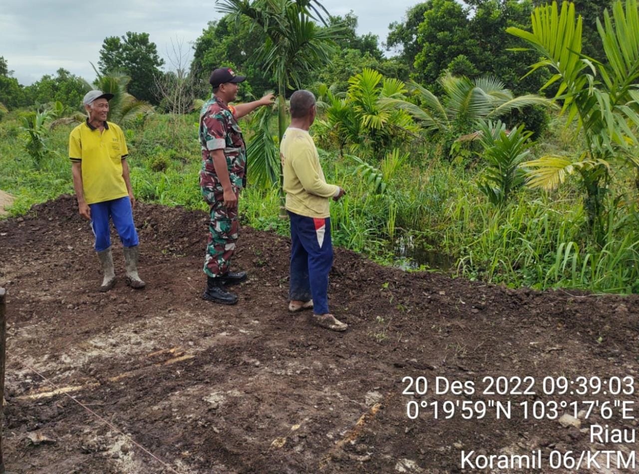 Upaya Pencegahan Karhutla Terus Dilakukan oleh Babinsa Koptu Al Alim di Wilayah Binaan 