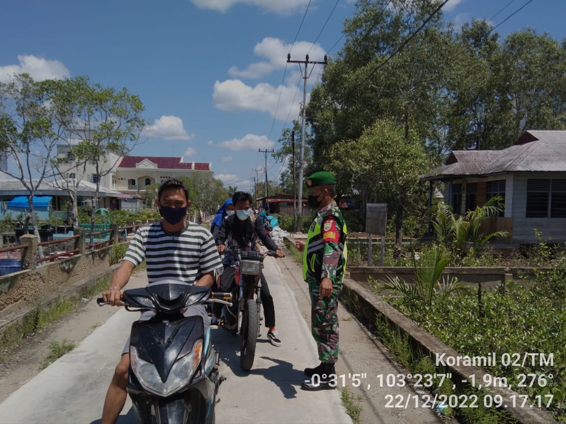 Cara Humanis Serda Agusmi Harianto Anggota Koramil 02/TM Himbau Warga Patuhi Protkes  