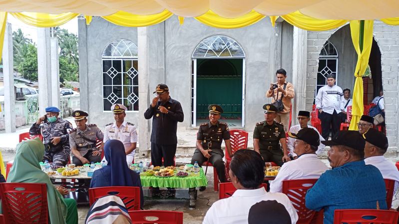 Bupati Karimun Menyerahkan Bantuan Tenda dan Kursi Bagi Sejumlah Kelompok Masyarakat Di Kundur