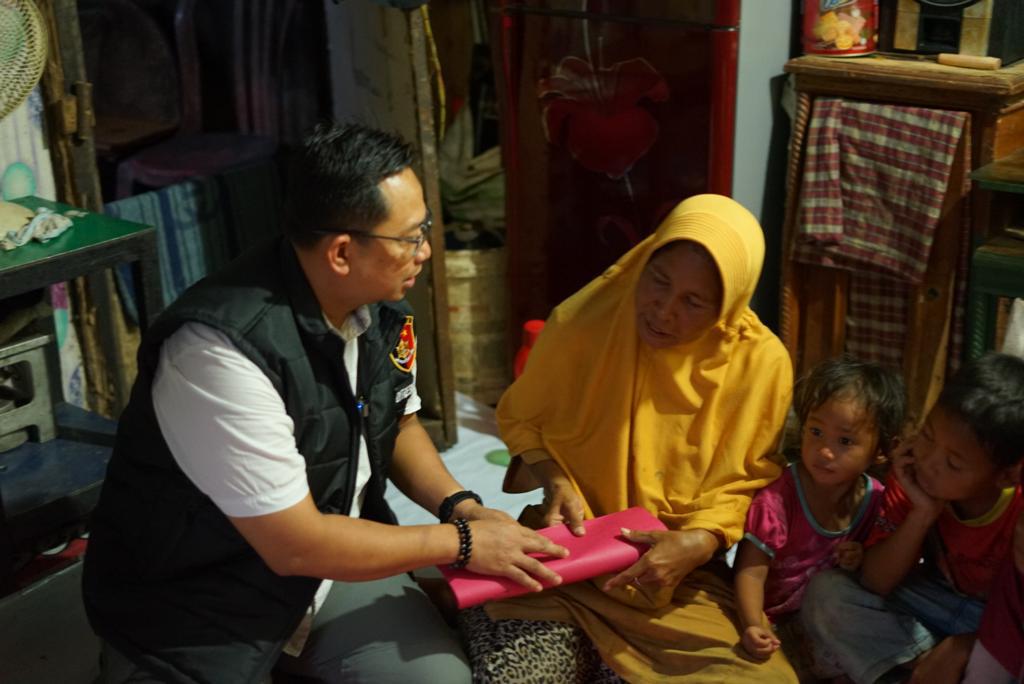 Peringati Hari Ibu, Ditreskrimum Polda Riau Berikan Bantuan Kepada Seorang Wanita Pemulung