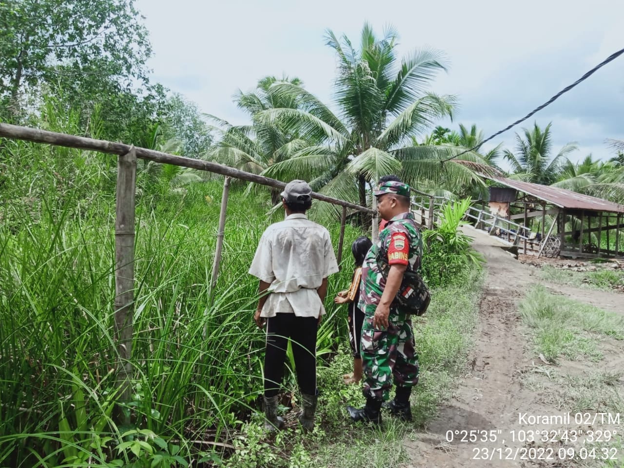 Serda Yuli Hendra Babinsa Sungai Lokan Laksanakan Patroli Bersama Warga Binaan Rangka Antisipasi Karhutla 