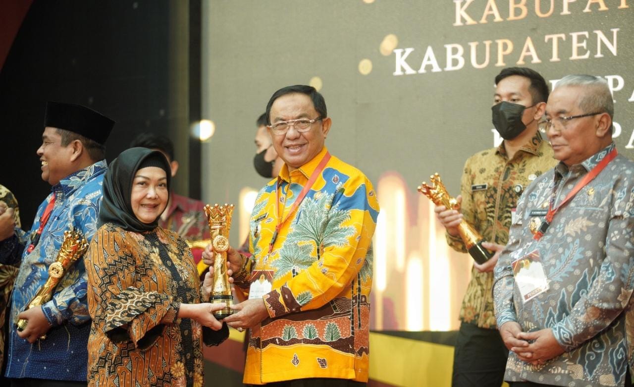 Keren, Untuk Kedua Kalinya Bupati Inhil Terima Penghargaan Innovative Government Award