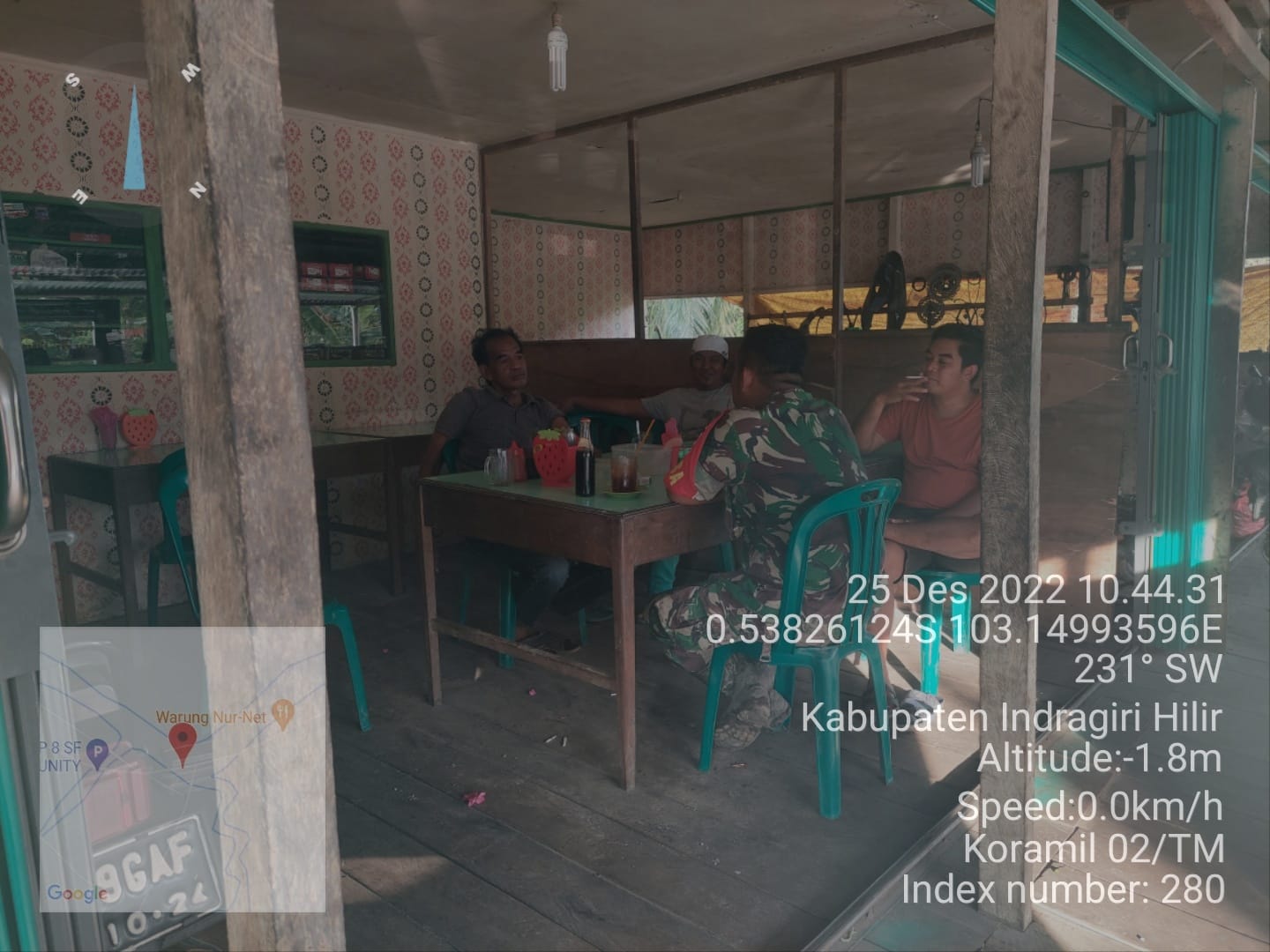 Manfaatkan Kedai kopi, Babinsa Koramil 02/TM Komsos dengan ketua RW Pusaran 6 