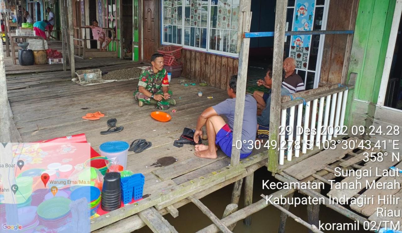 Bincang Santai, Jaga Hubungan Baik, Koptu RH Tambunan Laksanakan Komsos dengan Warga Binaan di Desa Sungai Laut 