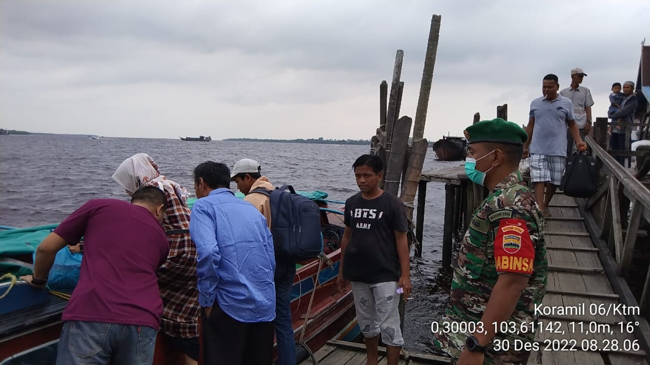 Cegah Penyebaran C-19 Babinsa Desa Air Tawar Giat Gakplin dan Himbau Patuhi Prokes di Pelabuhan