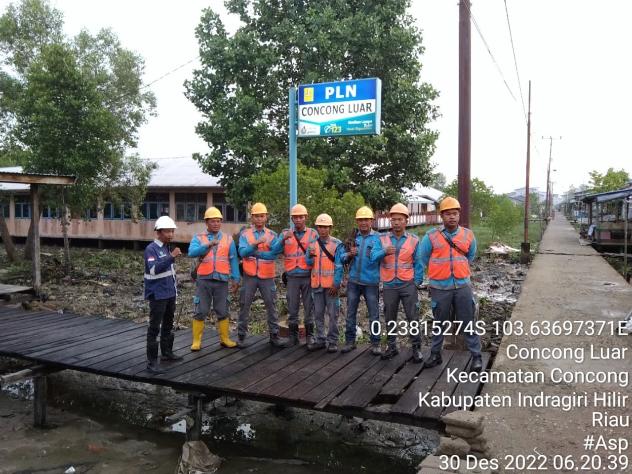 Semangat Tim PLN dalam Mengoptimalkan Listrik di Concong