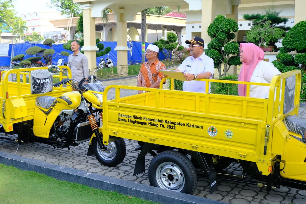 Bupati Karimun Serahkan Bantuan 7 Kendaraan Roda Tiga Untuk Pengangkut Sampah Bagi Kelompok Masyarakat