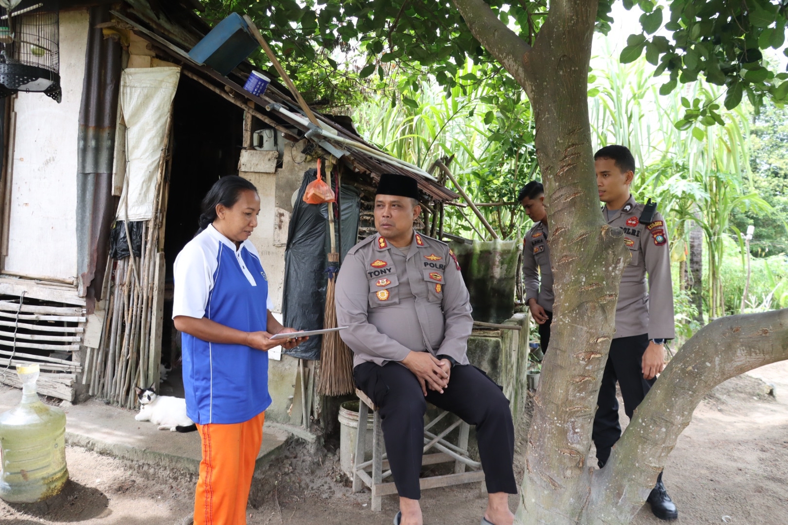 Kapolres Karimun Beri Bantuan Warga Yang Tinggal di Gubuk Sebuah Kebun