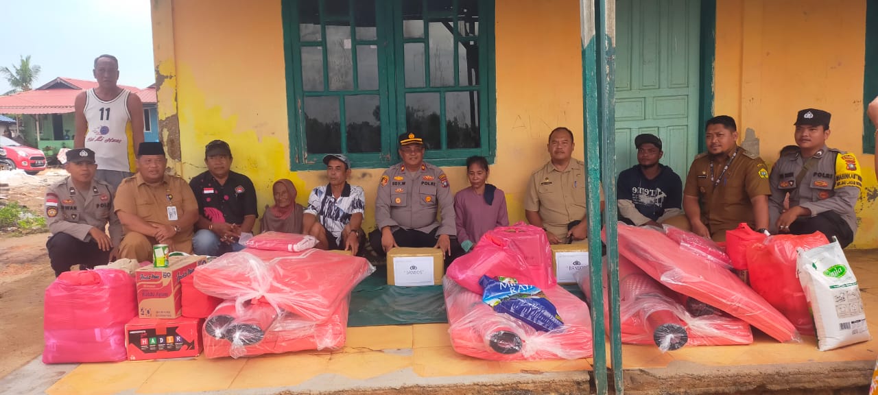 Kapolres Karimun Serahkan Bantuan Sosial Bagi 3 Keluarga Korban Kebakaran