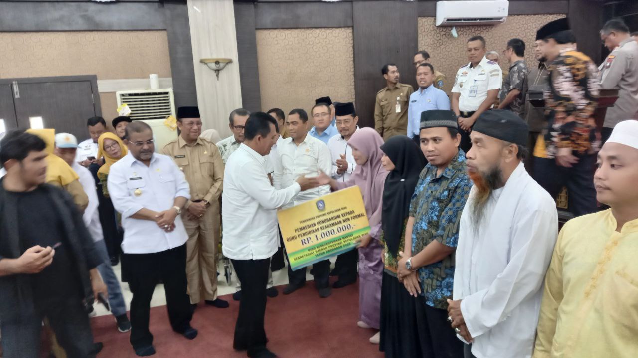 Kunker ke Karimun, Gubernur Kepri Serahkan Berbagai Macam Bantuan Untuk Ribuan Penerima