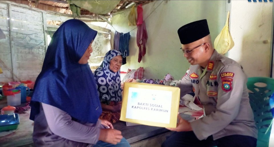Polres Karimun Serahkan Bantuan Bagi Keluarga Tak Mampu di Sungai Raya, Dalam Program Jumat Berkah