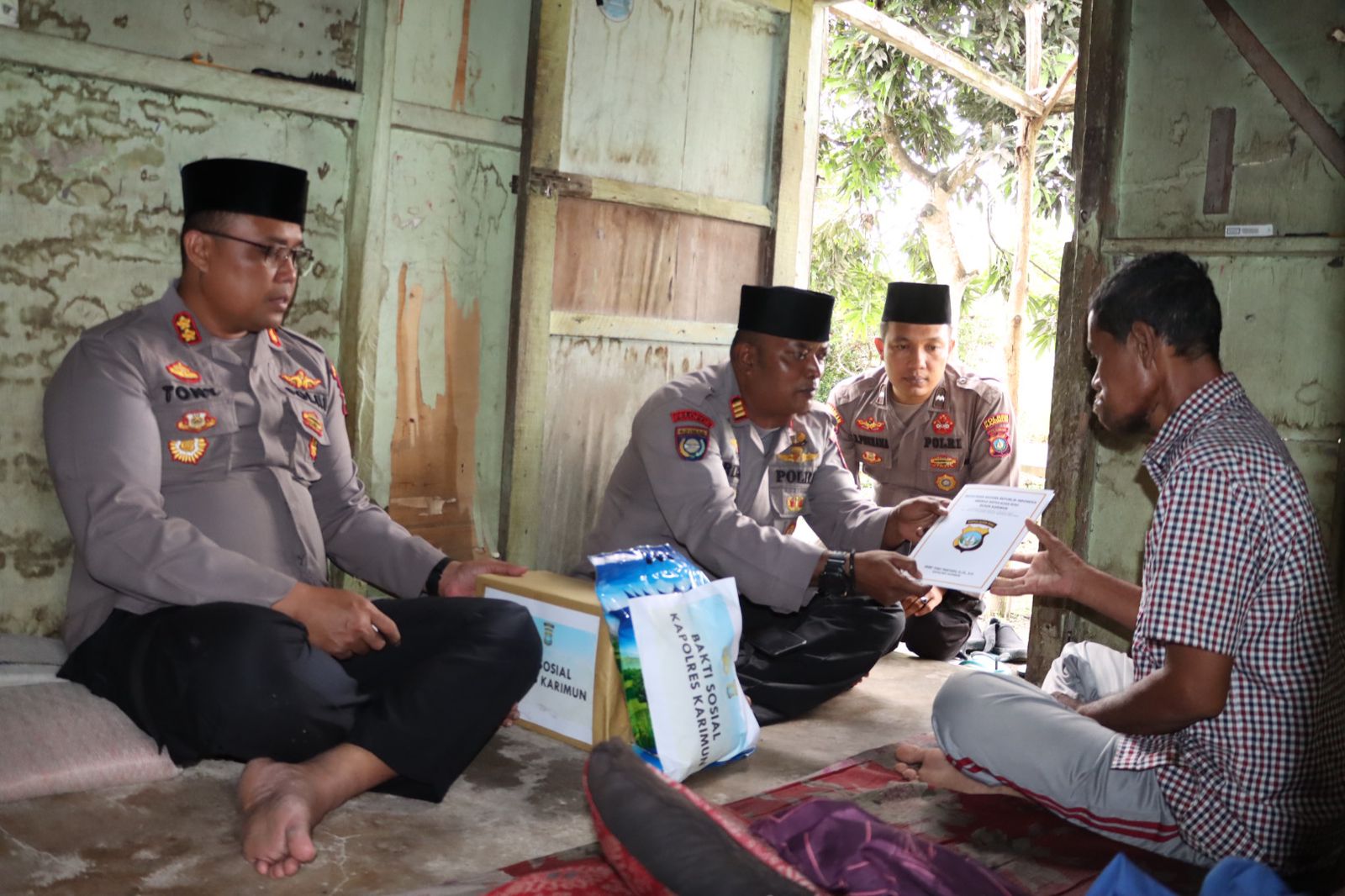 Kapolres Karimun Bantu Warga Penderita Tumor Ganas, Dalam Program Jumat Berkah