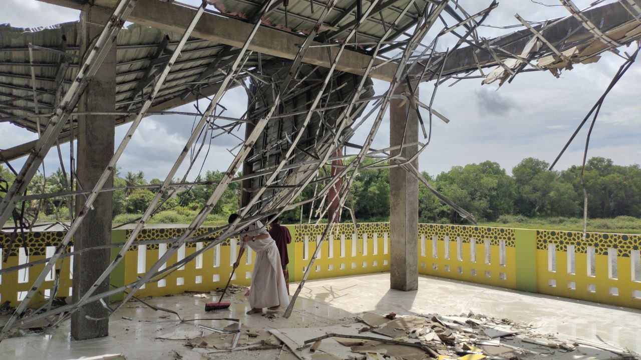 Masjid di Pesantren Arraudah Kecamatan Tebing Dihantam Angin Puting Beliung