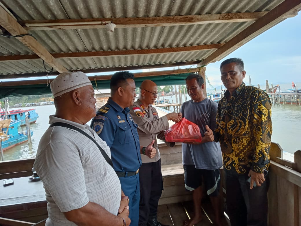 Kapolsek Kundur Utara-Barat Bagi-Bagi Sembako, Sambil Himbau Waspadai Cuaca Ekstrim ke Masyarakat Nelayan