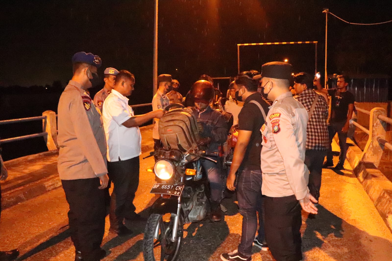 Barang Bawaan dan Identitas Penumpang Kapal Roro di Karimun Diperiksa Polisi