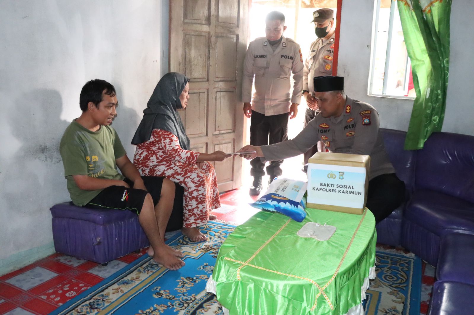 Kapolres Karimun Serahkan Bantuan Bagi Janda Yang Memprihatinkan