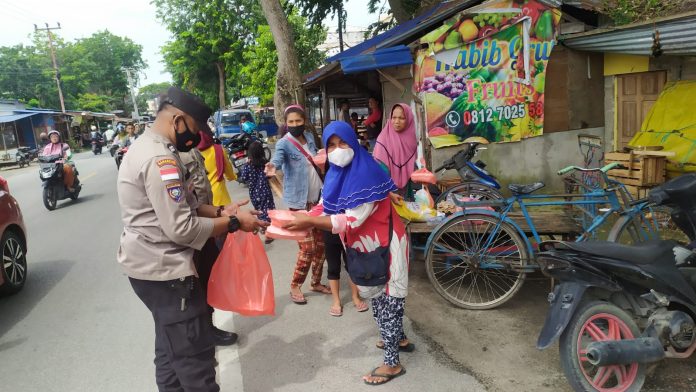 Kapolsek beri nasi bungkus