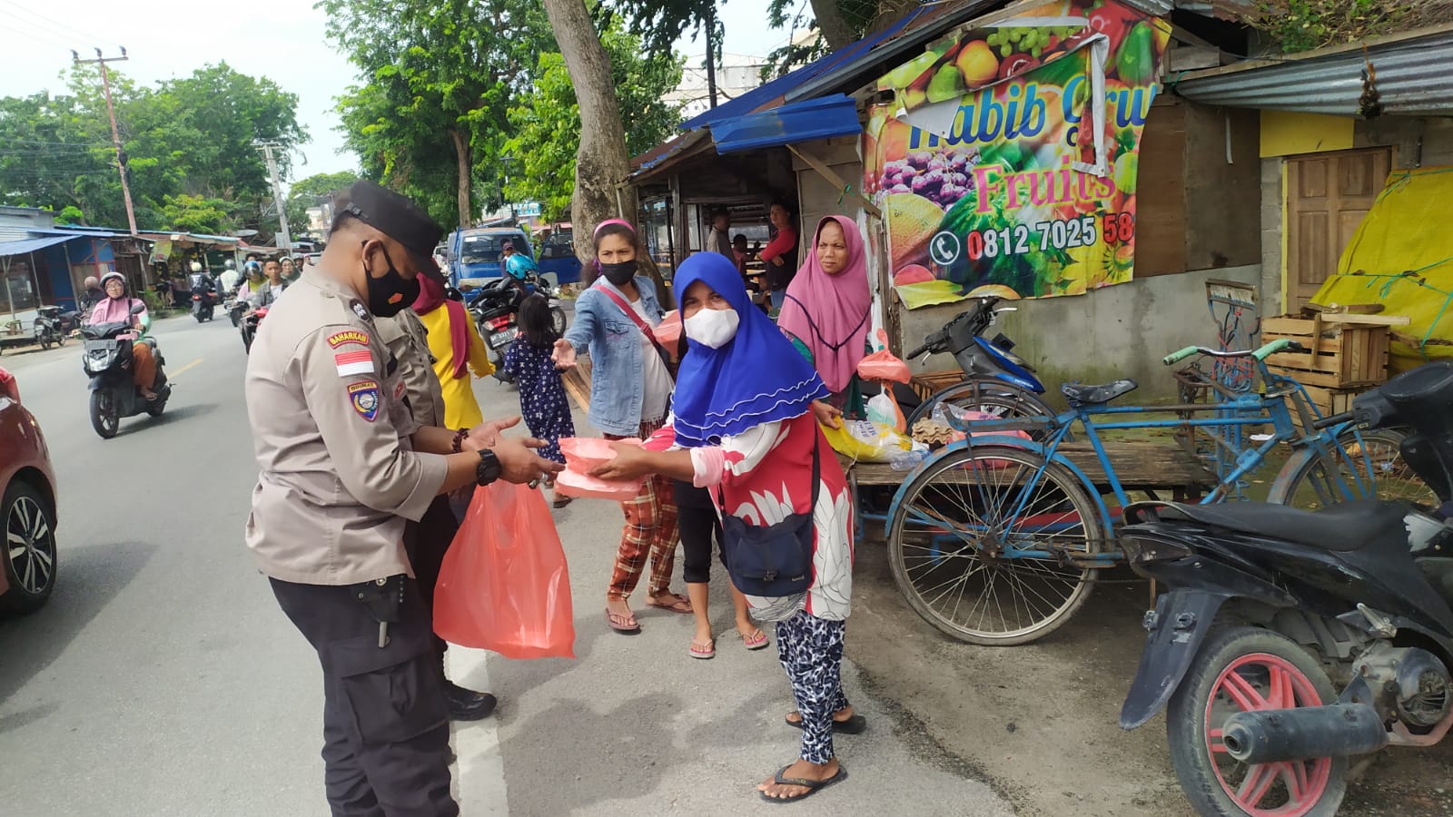 Polsek Tanjungbalai Karimun Sebar 60 Nasi Bungkus Untuk Warga Membutuhkan