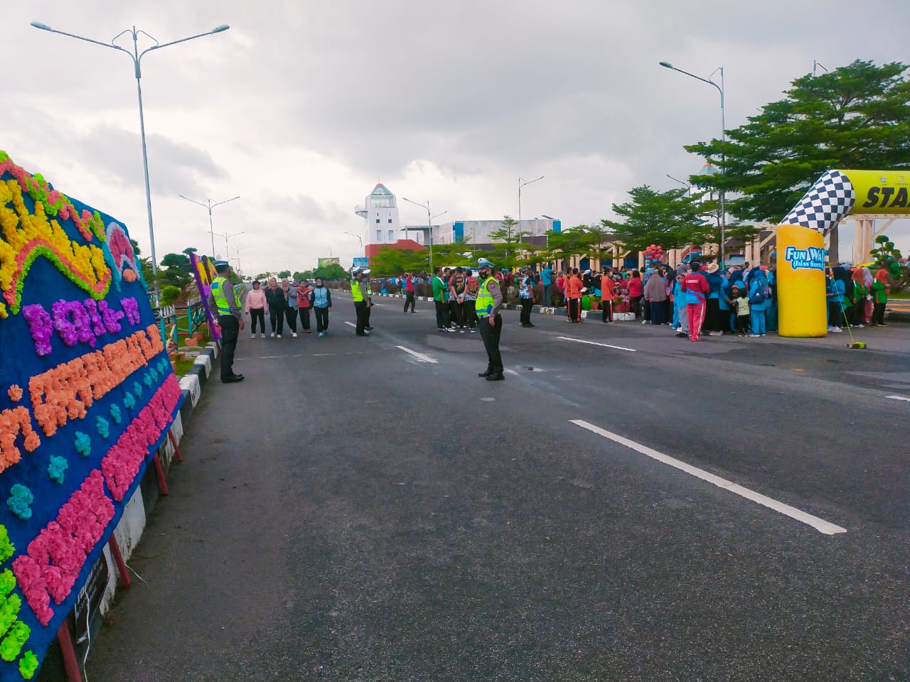 Polres Karimun Ikut Sukseskan Jalan Santai HUT PGRI 77 di Coastal Area, Dengan Cara Lakukan Pengamanan Lalulintas