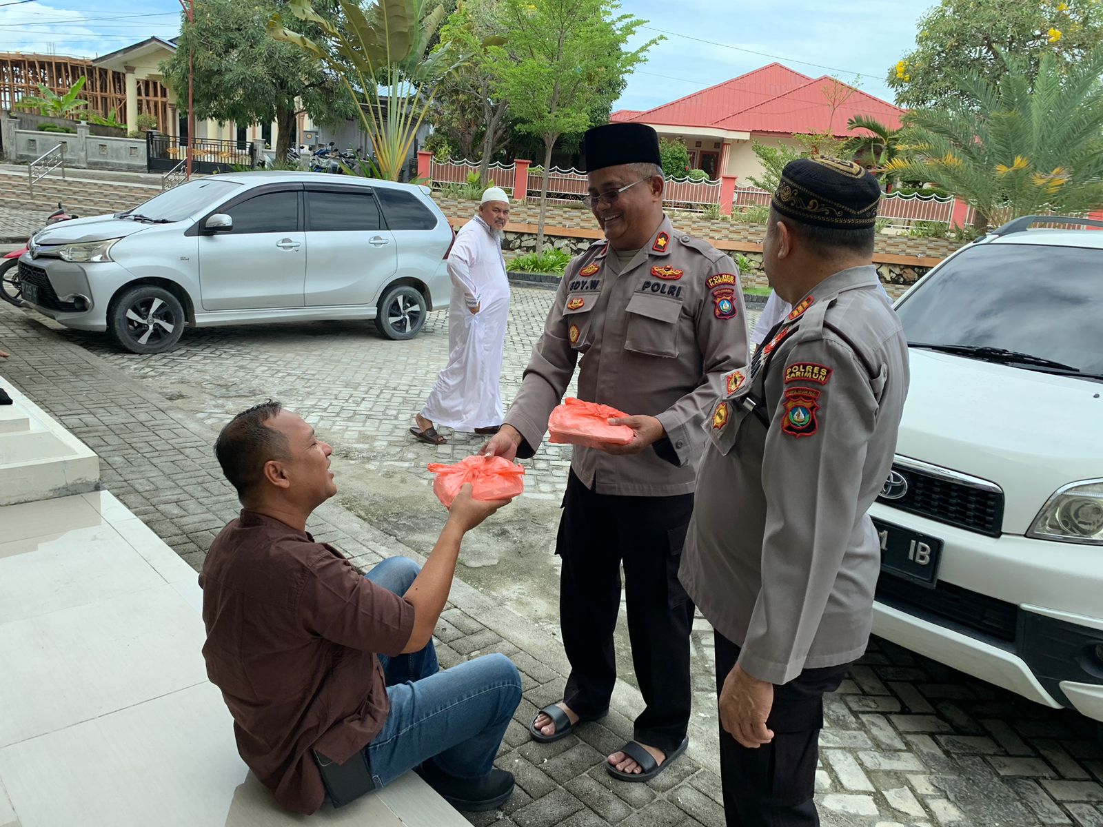 Kapolsek Tanjungbalai Karimun Bagikan Nasi Bungkus ke Jamaah Masjid, Dalam Program Jumat Berkah
