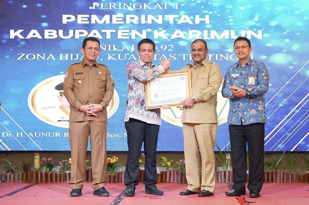 Bupati Karimun Terima Penghargaan Dari Ombudsman, Raih Predikat Keptuhan Standa Pelayanan Publik Terbaik Tahun 2022