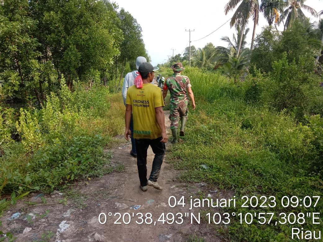 Bersama Warga Binaan, Koptu Abdul Haris Babinsa Koramil 06/KTM Gelar Patroli dan Sosialisasi Karhutla 