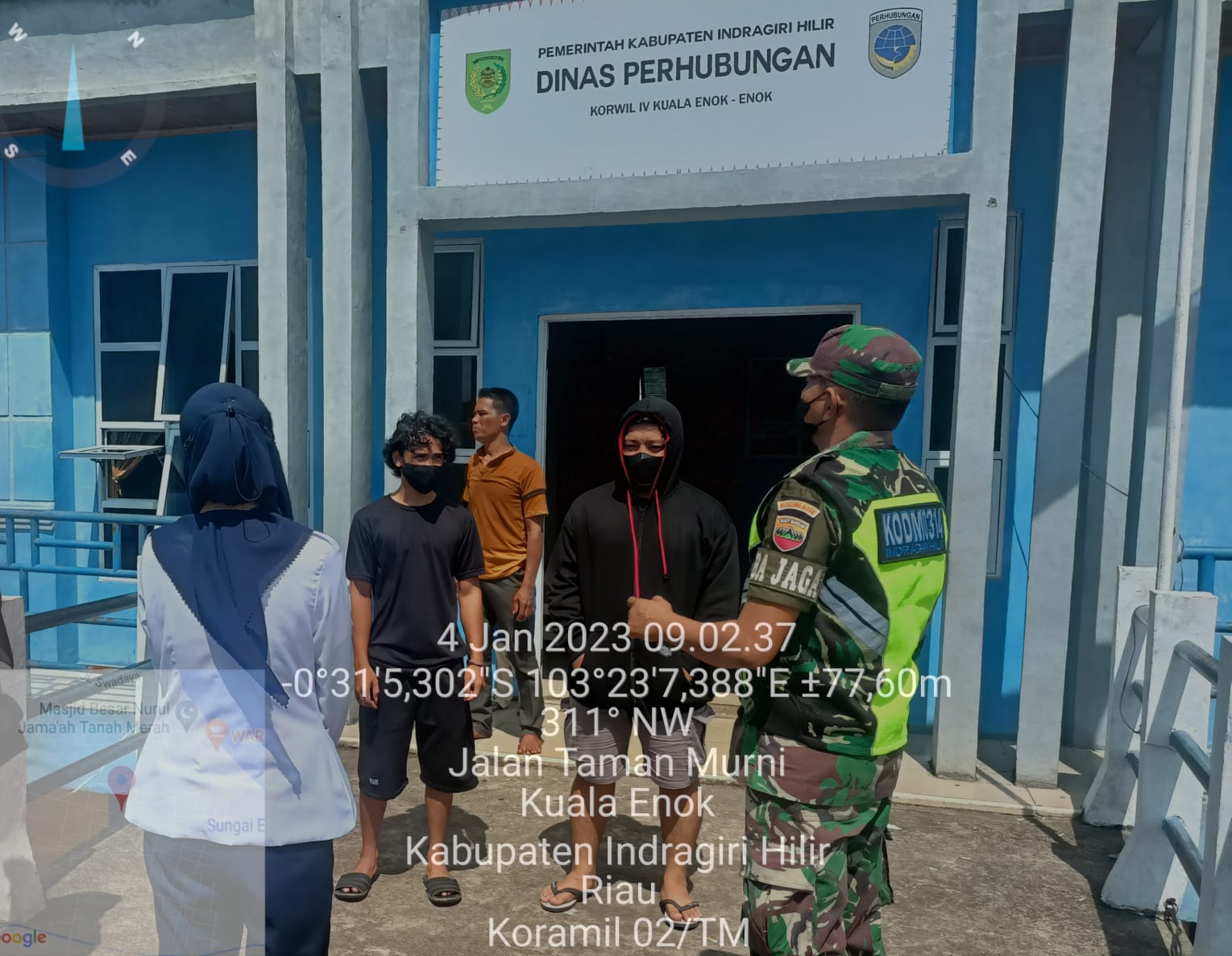 Kopda M Adrian Anggota Koramil 02/TM Laksanakan Himbauan Protkes di Pelabuhan Dinas Perhubungan Kuala Enok 