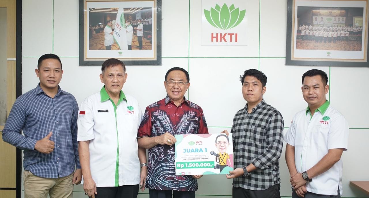 Ketua HKTI Riau Muhammad Wardan Serahkan Hadiah Juara Lomba Fotografi Ketua Himpunan 