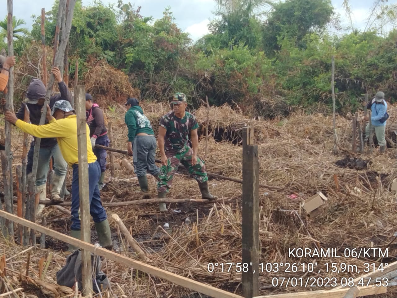 Keren, Danramil 06/KTM Bersama Jajarannya dan Warga Sakarotan Kompak Giat Gotong Royong Pembangunan Pos Babinsa 