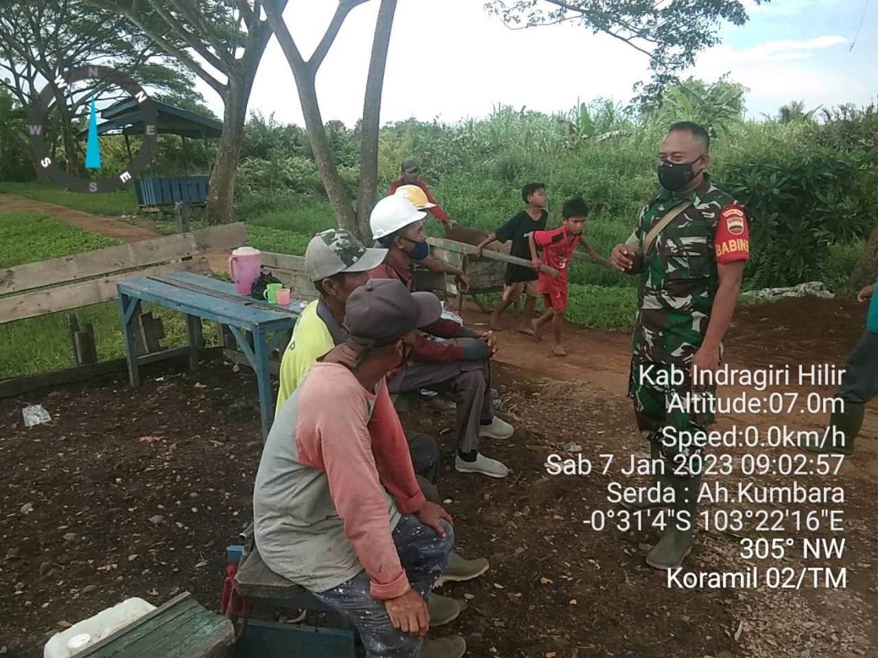 Ciptakan Hubungan Baik, Serda Ah Kumbara Babinsa Koramil 02/TM Jalin Komsos dengan Warga Binaan di Kelurahan Teluk Medan 