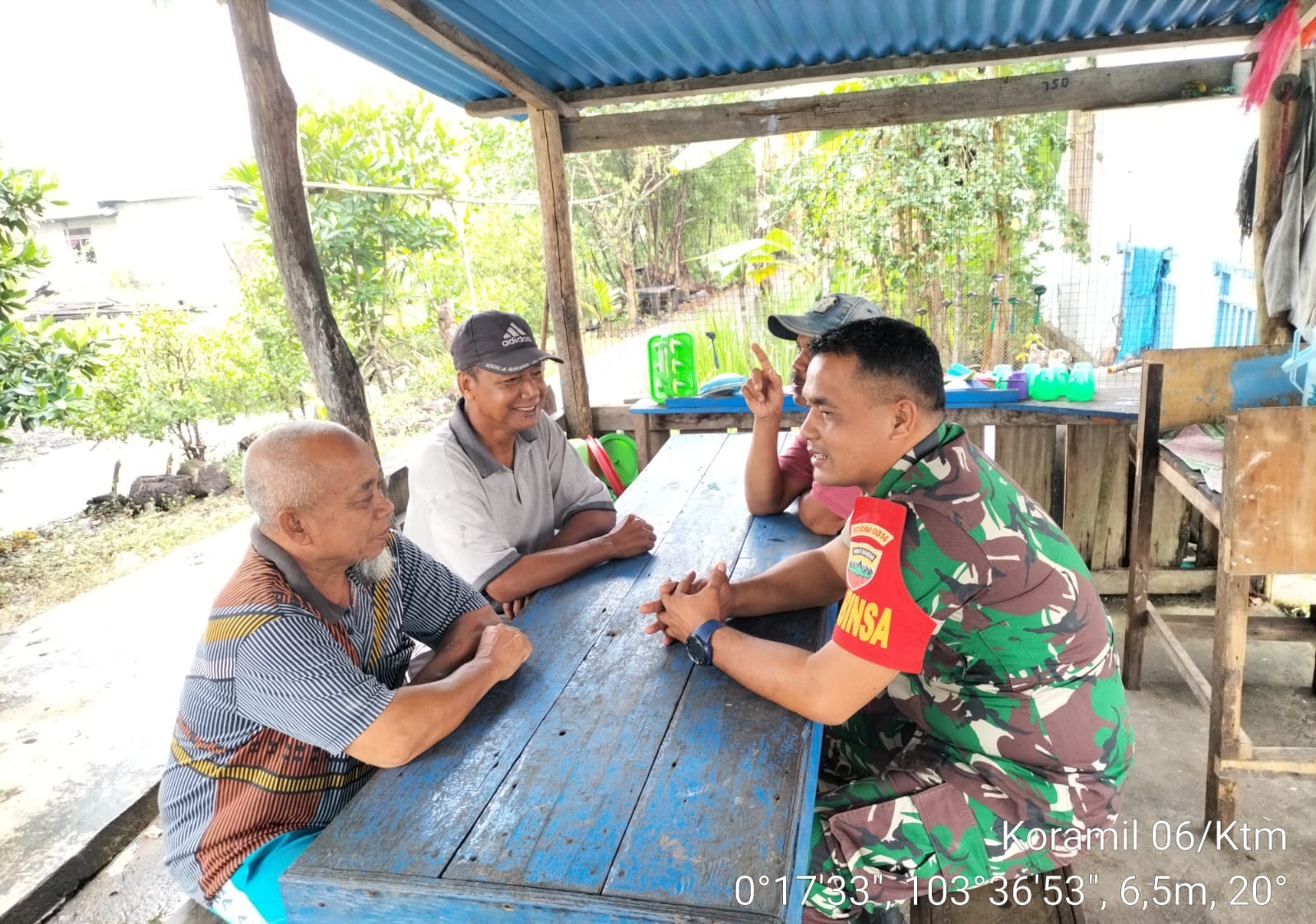 Jalin Keakraban, Babinsa Desa Sungai Simbar Edili Zalukhu Laksanakan Komsos dengan Warga Binaan 