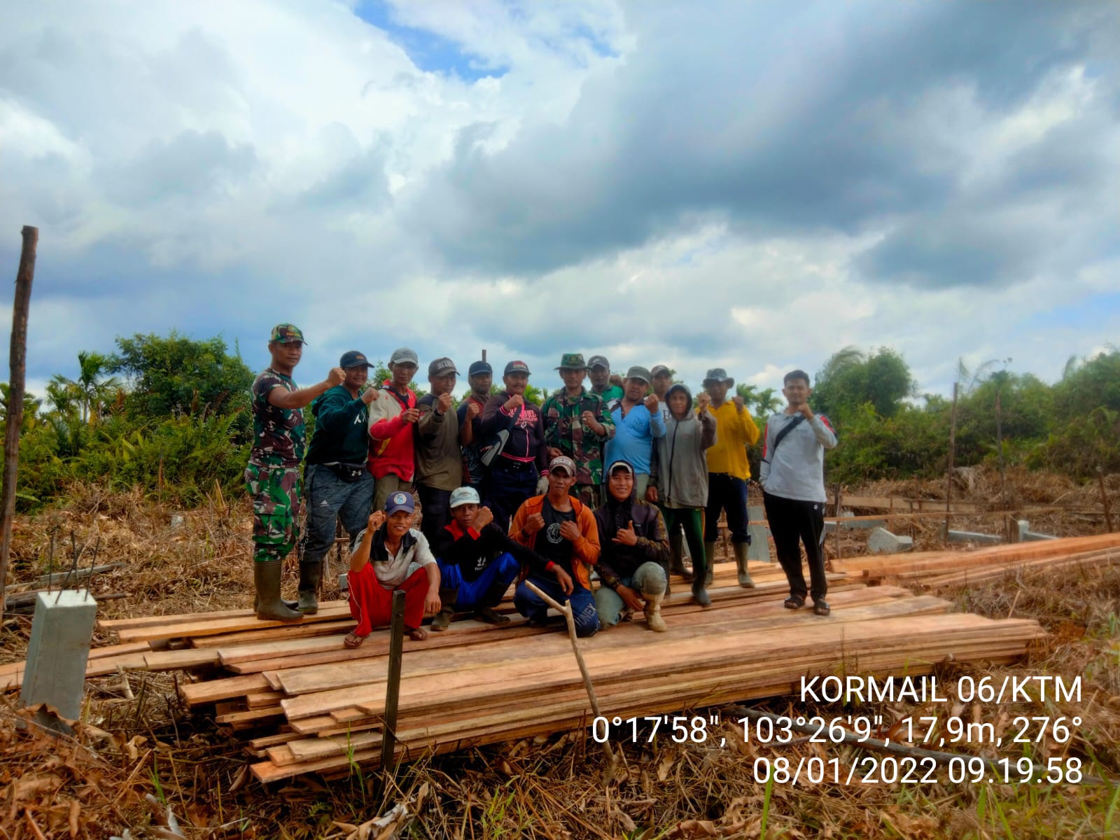 Semangat Gotong Royong, Danramil 06/KTM dan Warga Terus Berjibaku Proses Pembangunan Pos Babinsa 