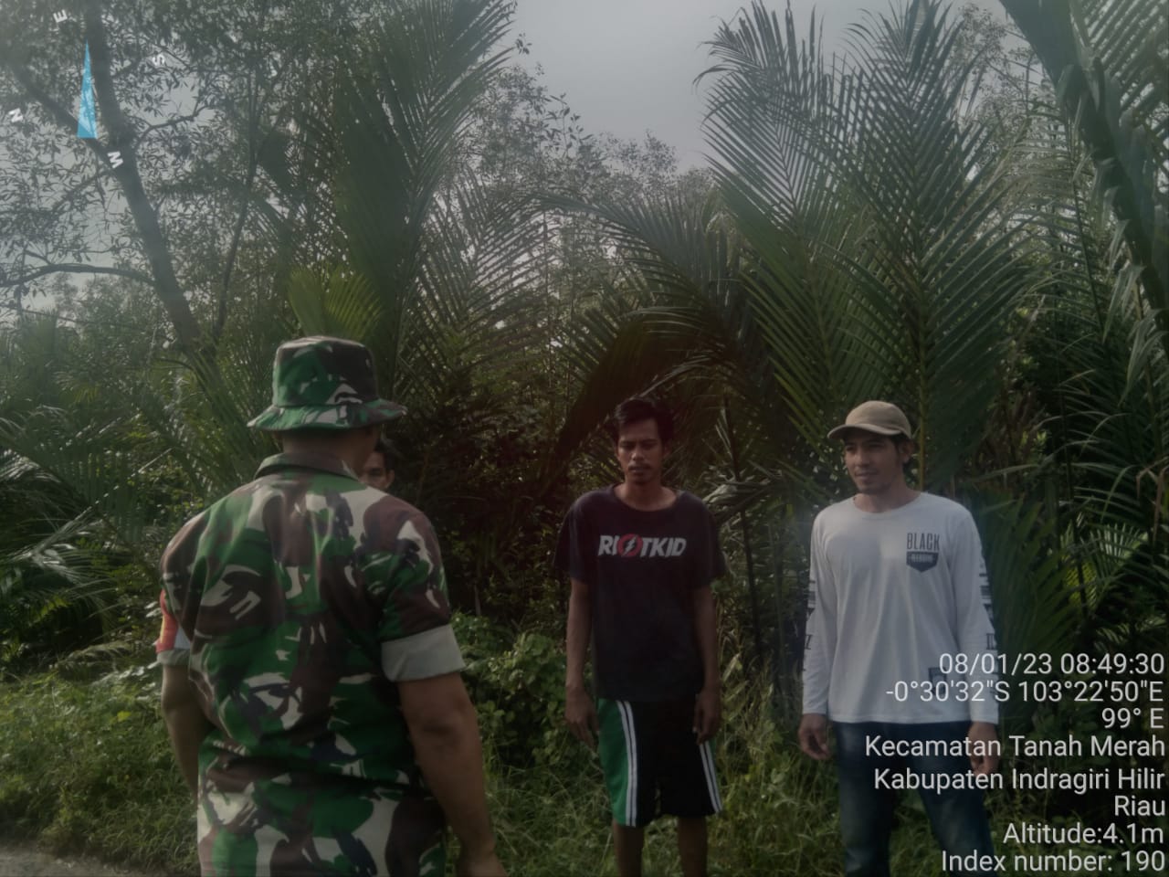 Sertu HM Sibarani Bersama Warga Binaan Laksanakan Patroli Karhutla di Kelurahan Kuala Enok 